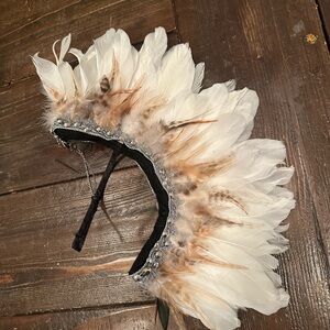 Chic Feathered Headband with White and Brown Accents